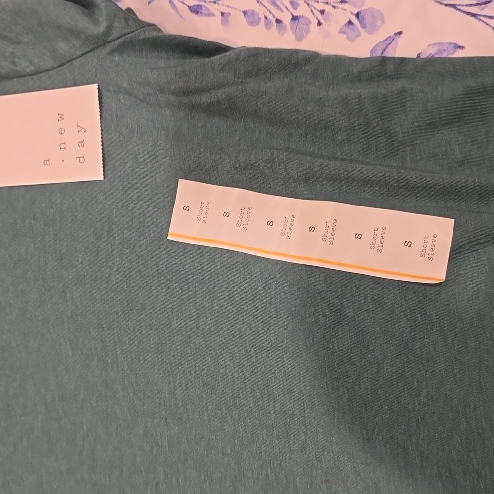 ❤️10/$40 New green tshirt - Picture 2 of 3